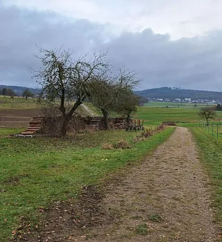 Weg in Taunusstein Neuhof mit Blick auf die umliegenden Berge