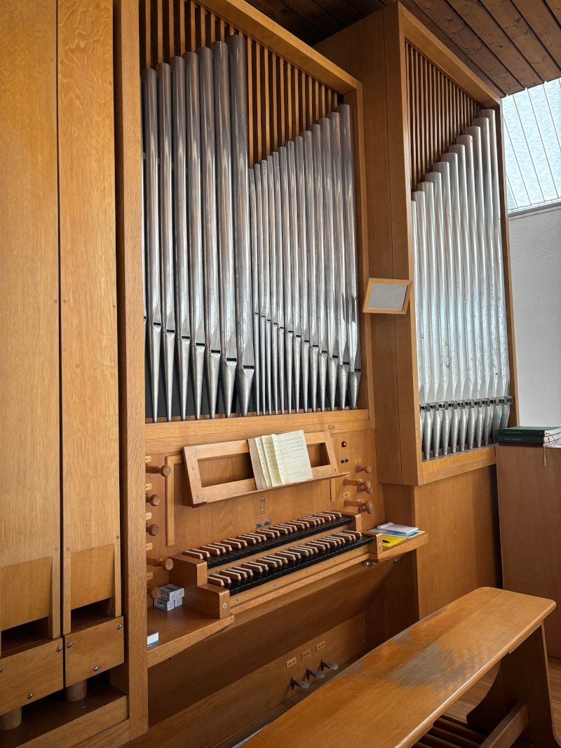 Orgelprospekt und Orgelspieltisch der Orgel in der Christuskirche in Hahn