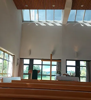 Innenansicht der Christuskirche in Taunusstein Hahn mit Blick auf die Aarwiesen